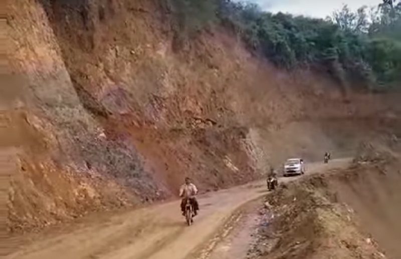 Tampak kondisi terkini ruas jalan penghubung Kabupaten Lebong - Rejang Lebong di Desa Talang Ratu Kecamatan Rimbo Pengadang, Minggu (26/5/2024). Akses jalan tersebut kini bisa dilewati.