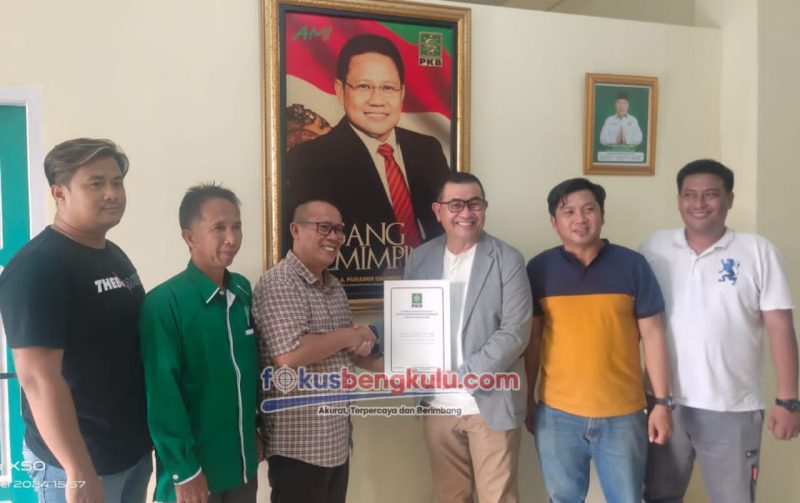 H Mustarani Abidin SH MSi (ketiga dari kanan) saat mengembalikan formulir pendaftaran Cakada ke DPW Partai Kebangkitan Bangsa (PKB) Provinsi Bengkulu, Senin (27/5/2024)