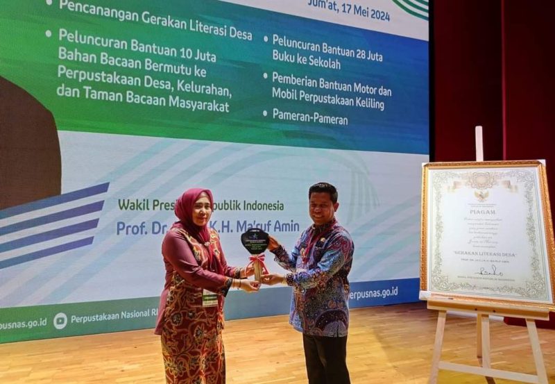 Bupati Lebong Kopli Ansori SSos saat menerima secara simbolis bantuan mobil dan motor dari Perpusnas RI, Jum'at (17/5/2024)