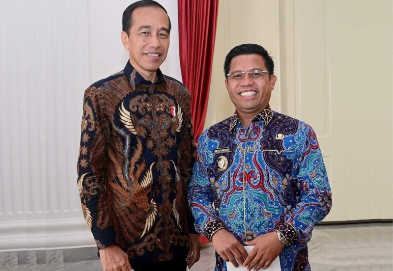 Bupati Lebong Kopli Ansori SSos saat berfoto bersama Presiden RI Joko Widodo di Istana Negara Jakarta dalam acara SPBE Summit Tahun 2024 dan Peluncuran GovTech, Senin (27/5/2024)