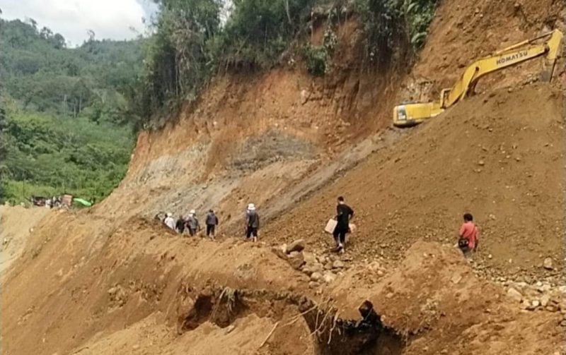 Tampak alat berat excavator milik Dinas PUPR Provinsi Bengkulu sedang melakukan pengerjaan jalan di Desa Talang Ratu Kecamatan Rimbo Pengadang. Akses tersebut ditutup total selama tiga hari