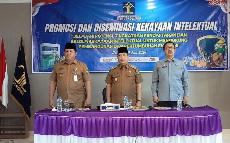 Wakil Bupati (Wabup) Lebong Drs Fahrurrozi MPd (tengah) saat menghadiri acara Promosi dan Diseminasi Kekayaan Intelektual yang digelar Kanwil Kemenkum HAM Bengkulu di Hotel Asri, Senin (10/6/2024)