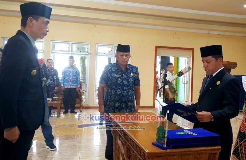 Bupati Lebong Kopli Ansori SSos saat melantik dan mengambil sumpah Mahmud Siam sebaga i penjabat Sekda, di Aula Setda di Tubei, Kamis (27/6/2024)