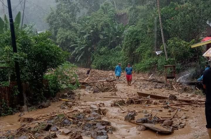 Material banjir dan longsor berupa lumpur, batu dan kayu tampak menutupi seluruh badan jalan di Desa Talang Ratu. Akibatnya, lalu lintas lumpuh, Senin (10/6/2024)
