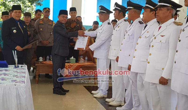 Bupati Lebong Kopli Ansori SSos menyerahkan Surat Keputusan Bupati tentang pengesahan perpanjangan masa jabatan 27 kades di Kabupaten Lebong, bertempat di Pendopo Rumdin Bupati di Kelurahan Tanjung Agung Kecamatan Tubei, Kamis (4/7/2024)