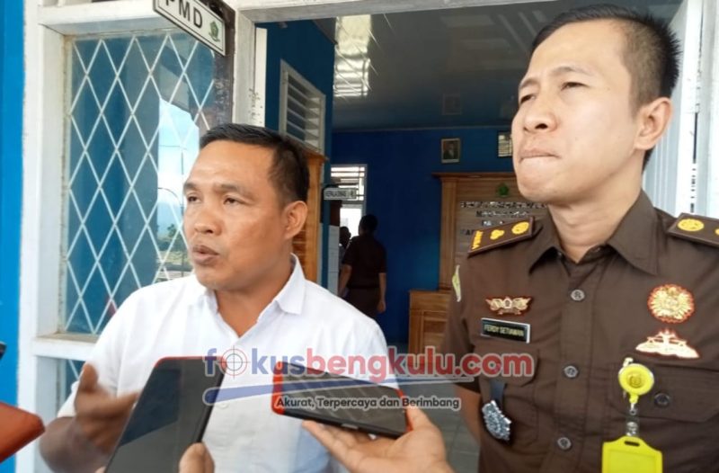 Kepala Dinas Pemberdayaan Masyarakat Desa (PMD) Kabupaten Lebong Saprul SE (kiri) dan Kasi Datun Kejari Lebong Ferdy Setiawan saat dikonfirmasi terkait dugaan penggelapan DD Sebelat Ulu Kecamatan Pinang Belapis oleh mantan Pjs Kades, di Kantor PMD Kabupaten Lebong baru-baru ini