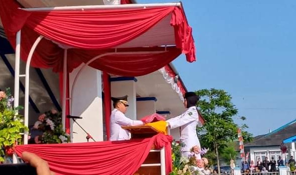 Bupati Lebong Kopli Ansori SSos saat menjadi Inspektur Upacara (Irup) pengibaran bendera Merah Putih dalam rangka memperingati HUT ke-79 Kemerdekaan RI, di lapangan Rumdin Bupati di Kelurahan Tanjung Agung, Sabtu (17/8/2024)