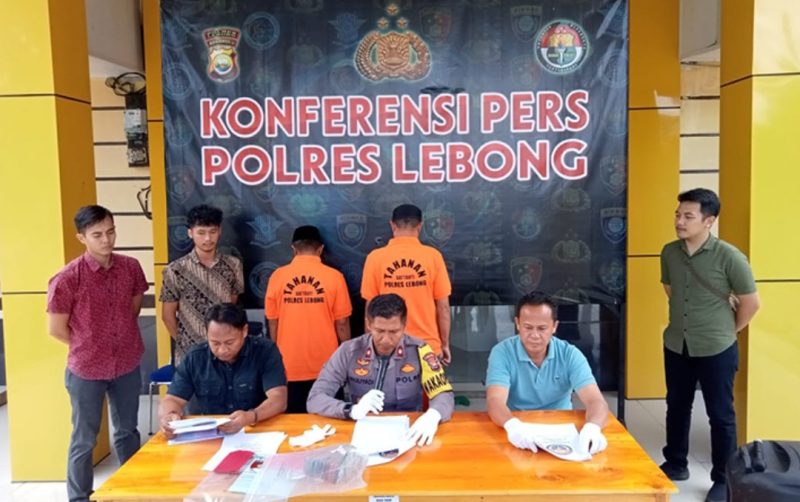 Wakapolres Lebong Kompol Muliyadi SE SIK didampingi Kasat Reskrim AKP Rabnus Supandri (kanan) saat menggelar konferensi pers kasus dugaan korupsi Dana Desa (DD) Pungguk Pedaro Kecamatan Bingin Kuning, Jum'at (9/8/2024)