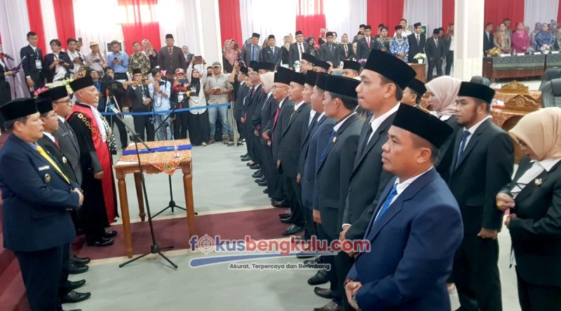 Prosesi pelantikan dan pengambilan sumpah Anggota DPRD Lebong Masa Jabatan 2024 -2029, di ruang sidang paripurna Sekretariat DPRD Lebong, Senin (26/8/2024)