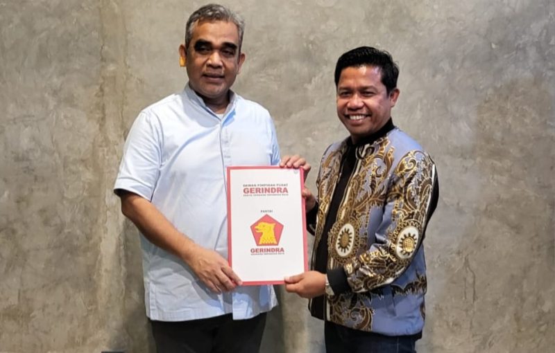 Bupati Lebong Kopli Ansori SSos (kanan) saat menerima Rekomendasi Cakada Tahun 2024 dari Partai Gerindra yang diserahkan Sekjen DPP Gerindra Ahmad Muzani