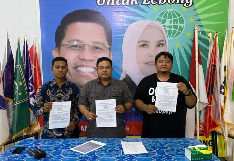 Tim Advokasi Hukum Paslon Bupati dan Wakil Bupati Lebong Kopli Ansori SSos - Roiyana SSy saat menggelar konferensi pers di Sekretariat Pemenangan di Kelurahan Amen, Kamis (3/10/2024). Dari kiri ke kanan : Eko Prabowono, Reko Hernando dan Melky Gustian