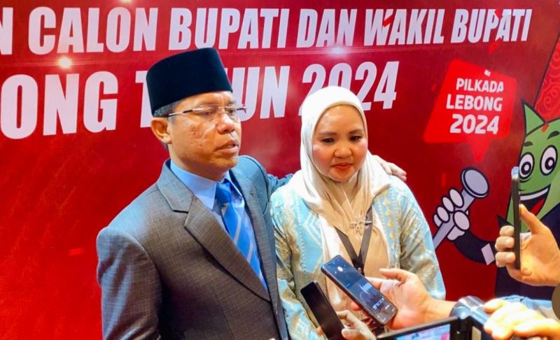 Calon Bupati Lebong Nomor Urut 1 Kopli Ansori SSos MSi didampingi sang istri tercinta Elvi Sukaisih Kopli Ansori saat memberikan keterangan pers usai mengikuti debat publik kedua antar Pasangan Calon Bupati dan Wakil Bupati Kabupaten Lebong pada Pilkada serentak Tahun 2024, bertempat di Hotel Mercure Bengkulu, Kamis (14/11/2024)