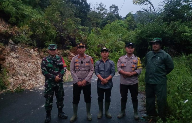 Kapolsek Rimbo Pengadang Iptu Amir Lukman Hakim bersama unsur Tripika lainnya saat berada di lokasi longsor di Kelurahan Rimbo Pengadang Kecamatan Rimbo Pengadang, Kamis (13/3/2025) pagi sekira pukul 05.30 WIB