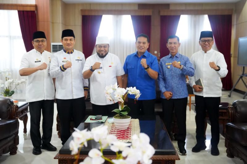 Gubernur Bengkulu H Helmi Hasan SE (tengah) saat menerima kunjungan Bupati Lebong H Azhari SH MH (baju biru) dan Wabup Lebong Bambang ASB SSos MSi (kedua dari kanan), di ruang kerja Gubernur di Kota Bengkulu, Jum'at (14/3/2025)




