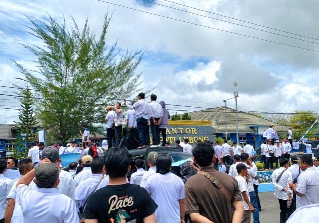 Ribuan ASN dan THLT saat menggelar aksi damai di depan Kantor Bupati Lebong di Tubei, Rabu (6/11/2024)