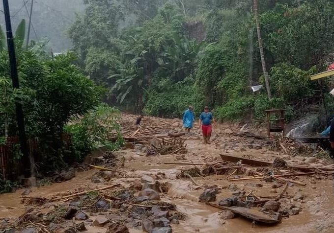 Material banjir dan longsor berupa lumpur, batu dan kayu tampak menutupi seluruh badan jalan di Desa Talang Ratu. Akibatnya, lalu lintas lumpuh, Senin (10/6/2024)