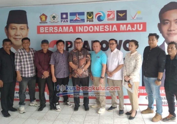 H Mustarani Abidin SH MSi (tengah, berkacamata) saat datang ke DPD Gerindra Provinsi Bengkulu untuk mengantarkan formulir penjaringan calon kepala daerah, Senin (20/5/2024)