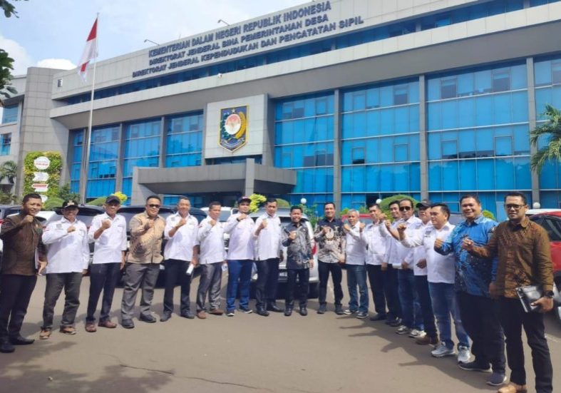 Bupati Lebong Kopli Ansori SSos bersama para kades definitif di Kabupaten Lebong serta para pejabat eselon saat berada di Kemendagri, Kamis (13/6/2024)