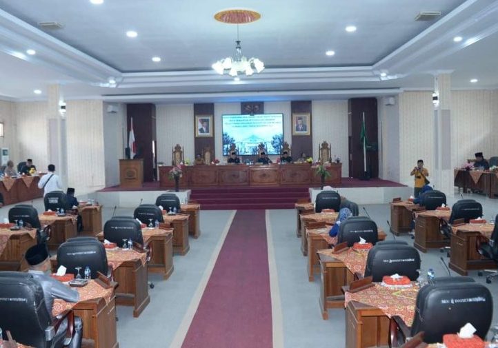 DPRD Lebong melaksanakan rapat paripurna dengan agenda pandangan umum fraksi terhadap nota pengantar pertanggungjawaban pelaksanaan APBD (LKPD) Pemkab Lebong Tahun 2023, Senin (10/6/2024)