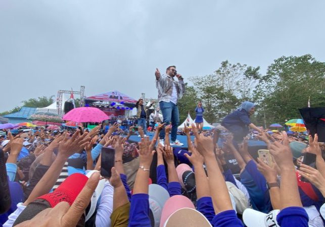 Penyanyi dangdut Ridho Roma bersama Paslon Kopli Ansori - Roiyana saat kampanbye akbar di lapangan sepak bola Desa Garut Kecamatan Amen, Kamis (21/11/2024)