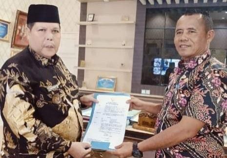 Wabup Lebong Drs Fahrurrozi MPd saat menunjuk Kepala Disnakertrans Kabupaten Lebong Fakhrurrozi SSos MSi sebagai Plt Kepala BKPSDM menggantikan Beny Kodratullah MM