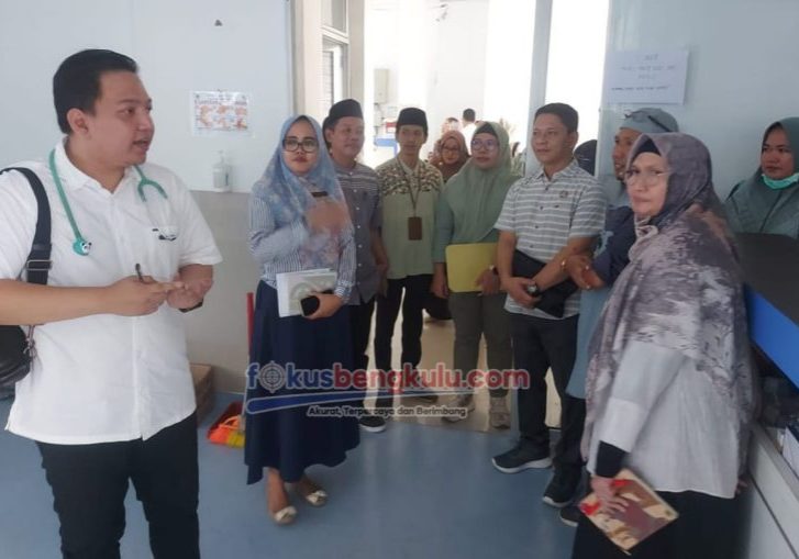 Tim Kemenkes RI menggelar monitoring dan evaluasi (Monev) Program Pendayagunaan Dokter Spesialis (PDGS) di RSUD Lebong, Jum'at (7/6/2024). Tampak Kabid Yankesfar Dinkes Lebong Popin Wijaya SKM (ketiga dari kanan) beserta segenap manajemen RSUD Lebong saat mendampingi Tim Kemenkes RI