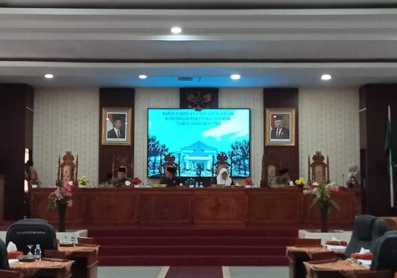 DPRD Lebong menggelar rapat paripurna dengan agenda penyampaian Nota Pengantar Raperda Tahun Anggaran 2024, bertempat di ruang sidang paripurna sekretariat DPRD di Tubei, Senin (22/7/2024)