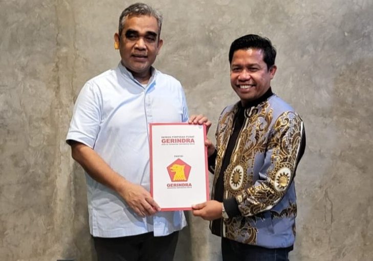 Bupati Lebong Kopli Ansori SSos (kanan) saat menerima Rekomendasi Cakada Tahun 2024 dari Partai Gerindra yang diserahkan Sekjen DPP Gerindra Ahmad Muzani