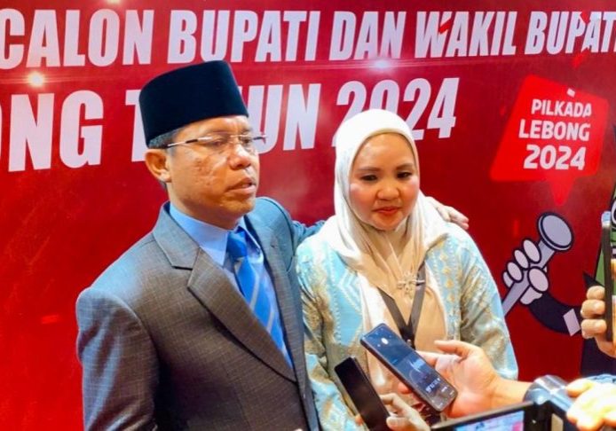 Calon Bupati Lebong Nomor Urut 1 Kopli Ansori SSos MSi didampingi sang istri tercinta Elvi Sukaisih Kopli Ansori saat memberikan keterangan pers usai mengikuti debat publik kedua antar Pasangan Calon Bupati dan Wakil Bupati Kabupaten Lebong pada Pilkada serentak Tahun 2024, bertempat di Hotel Mercure Bengkulu, Kamis (14/11/2024)